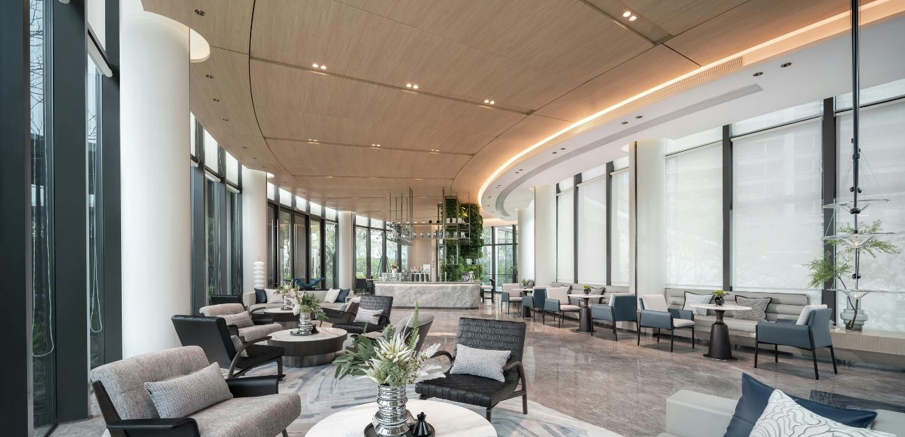 Spacious hotel lobby featuring large-scale feature wall design for visual impact